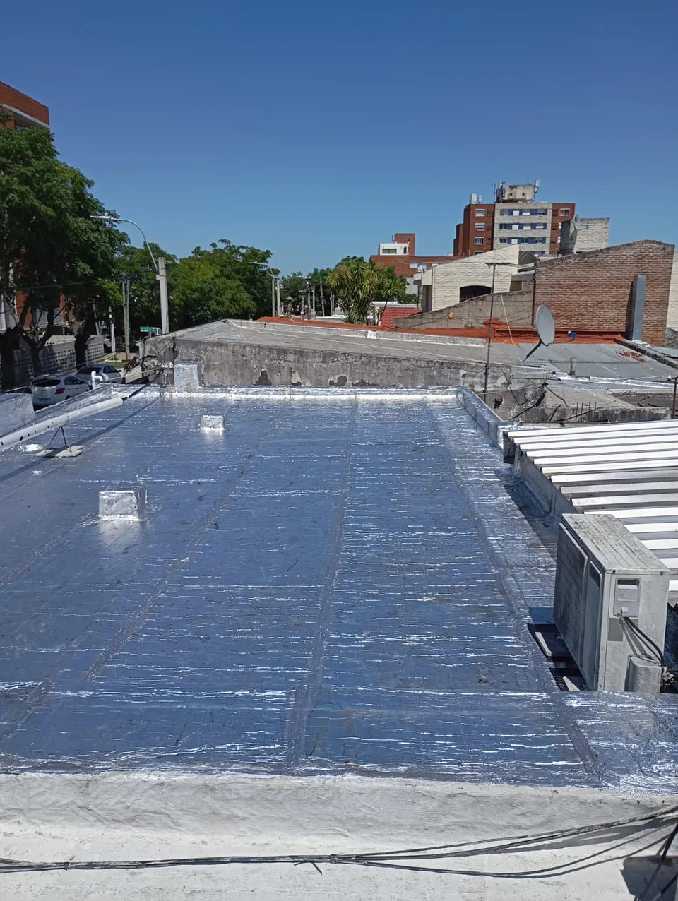 Azotea en Montevideo terminada con membrana asfáltica aluminizada