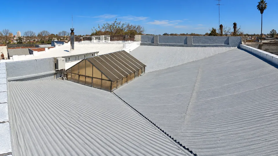 Vista general del techo de la filial del Círculo Católico en San José, terminado con Microgoma
