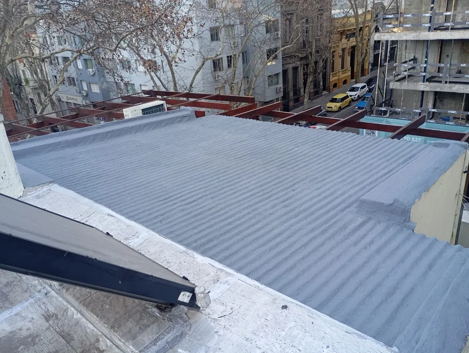Techo de chapa en Ciudad Vieja terminado en gris