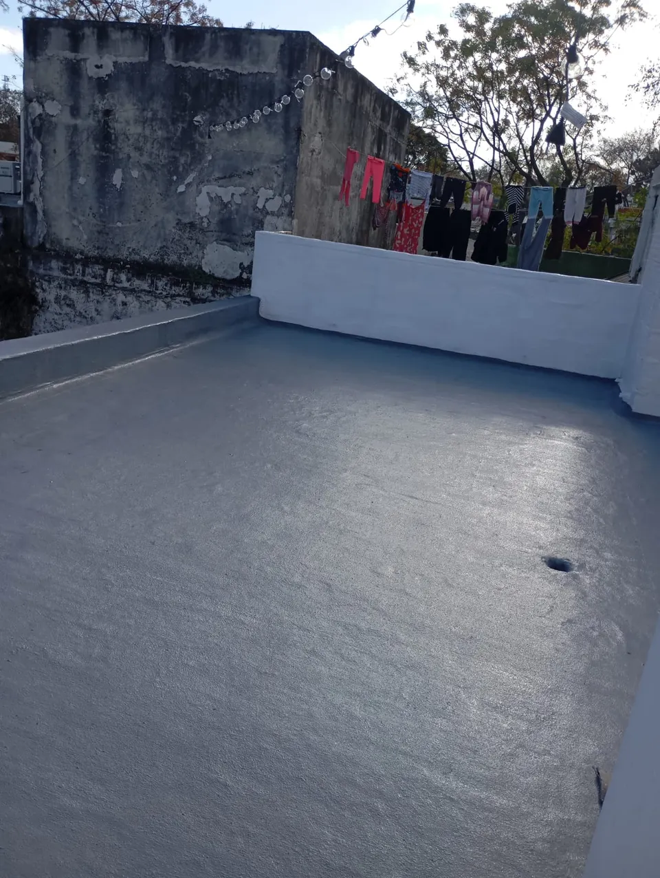 Terraza en Montevideo terminada, con pretiles pintados de blanco